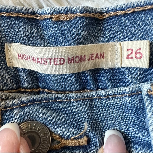 Levi’s High Waisted Mom Jeans Sz 26 Light Wash Distressed Denim - Picture 5 of 14